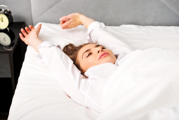 Foto mulher jovem dormindo na cama em casa