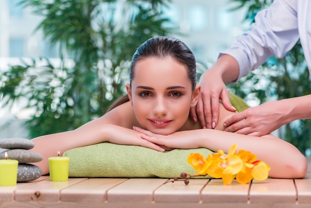 Mulher jovem, durante, sessão massagem