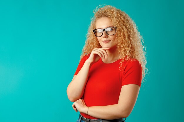 Mulher jovem e alegre de óculos sorrindo de perto