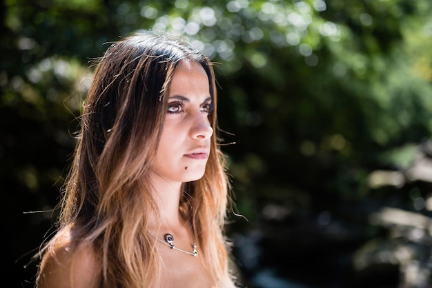 Mulher jovem e atenciosa a olhar para outro lado.