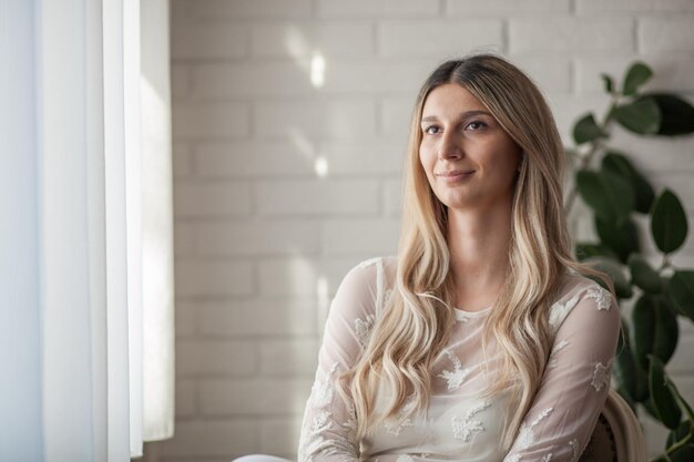 Foto mulher jovem e atenciosa em casa.