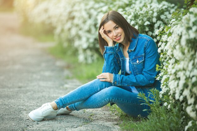 Mulher jovem e atraente ao ar livre. Feche o retrato de mulher bonita.