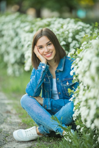 Mulher jovem e atraente ao ar livre. Feche o retrato de mulher bonita.