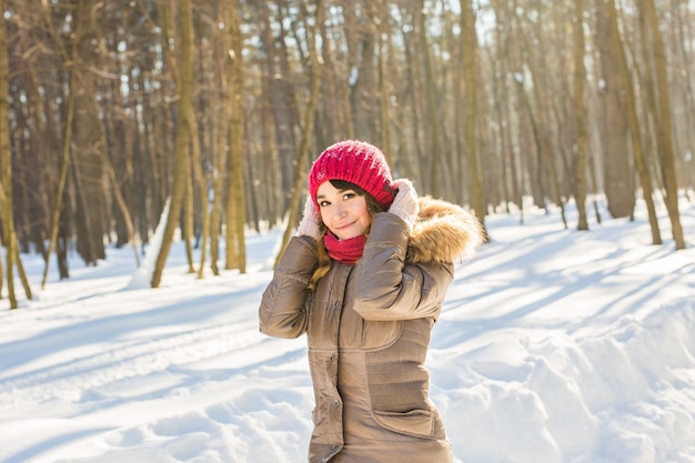 Mulher jovem e atraente bonita no inverno ao ar livre.