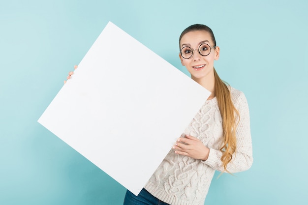 Mulher jovem e atraente com banner em branco