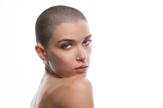 Mulher jovem e atraente com cabelo curto posando em branco