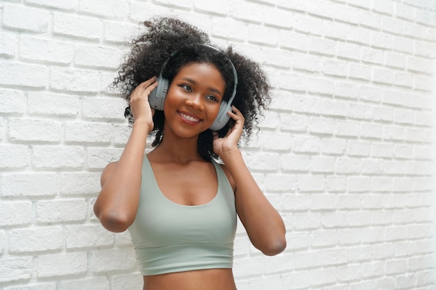 Mulher jovem e atraente com fones de ouvido