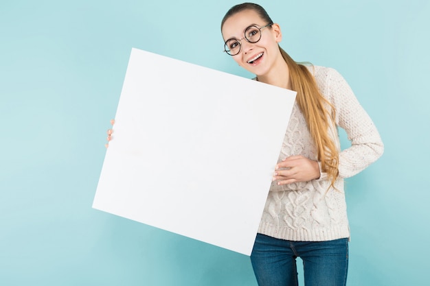 Mulher jovem e atraente com letreiro em branco