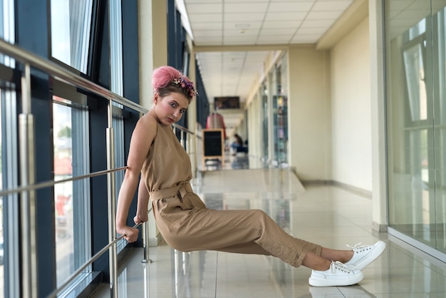 Mulher jovem e atraente com maquiagem fashion posando no chão