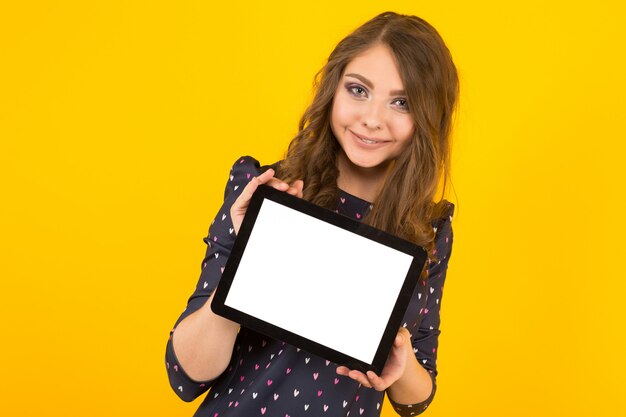 Mulher jovem e atraente com tablet pc