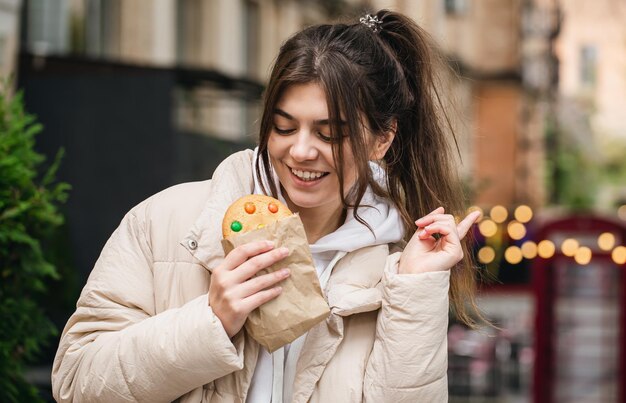 Mulher jovem e atraente com um lindo pão de gengibre em uma caminhada