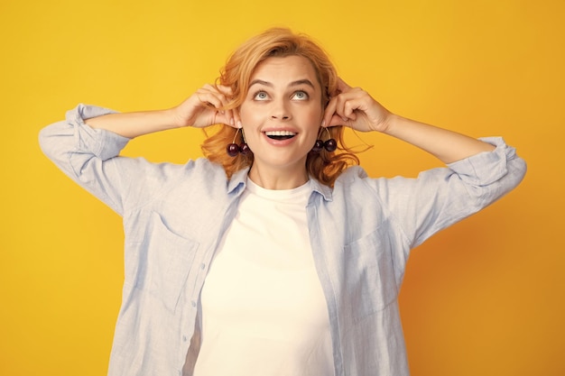 Foto mulher jovem e atraente comendo cereja fresca frutas saudáveis de verão fundo amarelo mulher bonita posando com uma garota cereja com promoção de cereja