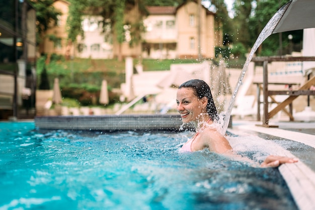 Mulher jovem e atraente na piscina.