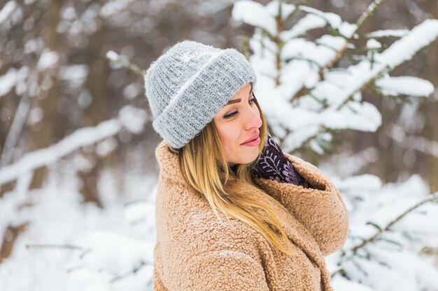 Mulher jovem e atraente no inverno ao ar livre