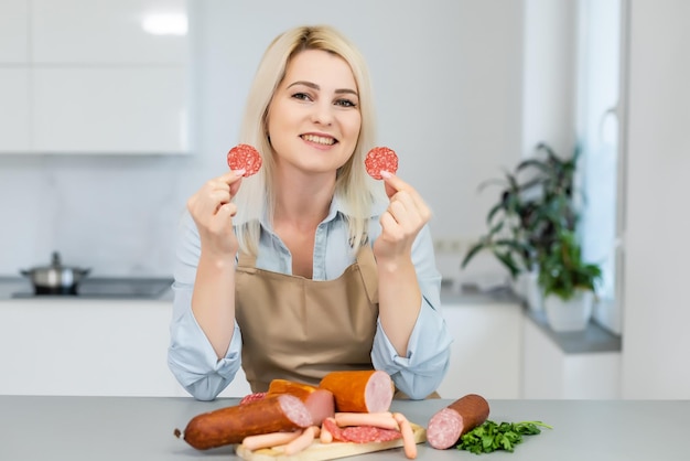 Mulher jovem e atraente segurando uma salsicha