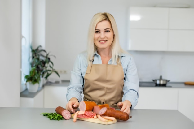 Mulher jovem e atraente segurando uma salsicha