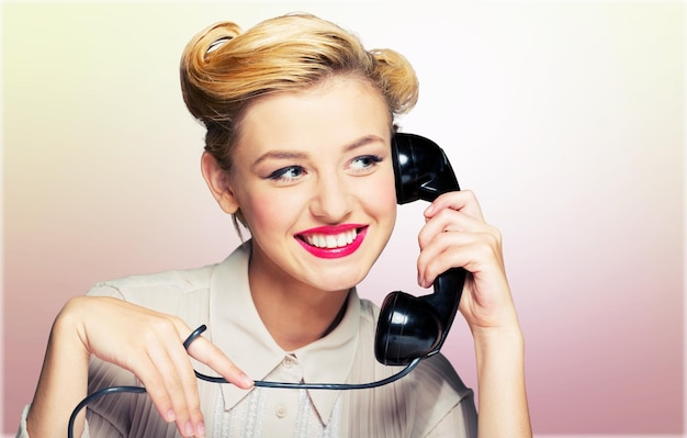 Mulher jovem e atraente usando telefone e sorrindo