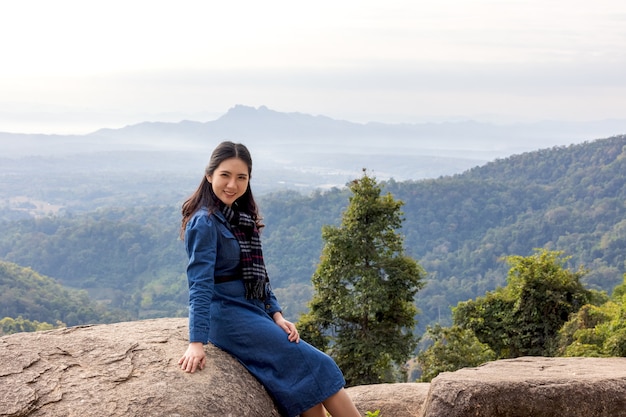 Mulher jovem e atraente viajante asiática em pé olhando para a paisagem do vale da montanha, paisagem de verão, sentindo paz, alegria, sucesso feliz