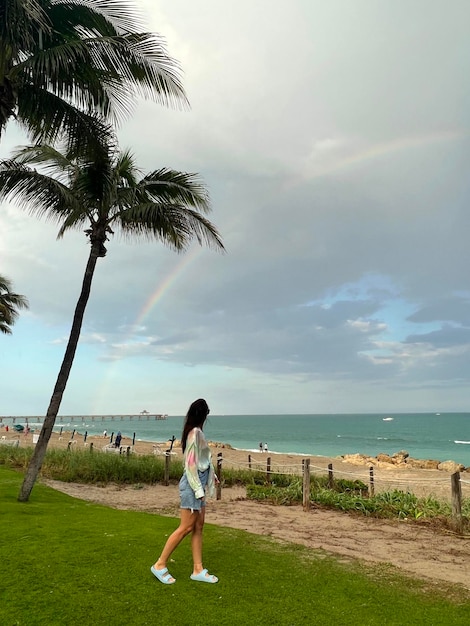 Mulher jovem e bonita a relaxar na praia.