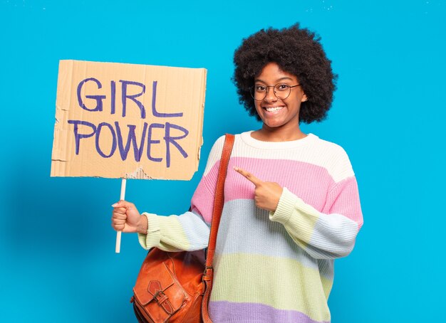 Mulher jovem e bonita afro com placa de energia feminina