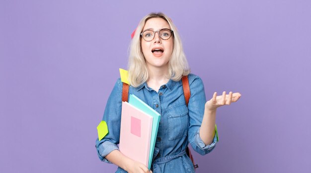 Mulher jovem e bonita albina parecendo desesperada, frustrada e estressada. conceito de estudante