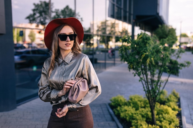 Mulher jovem e bonita andando na cidade