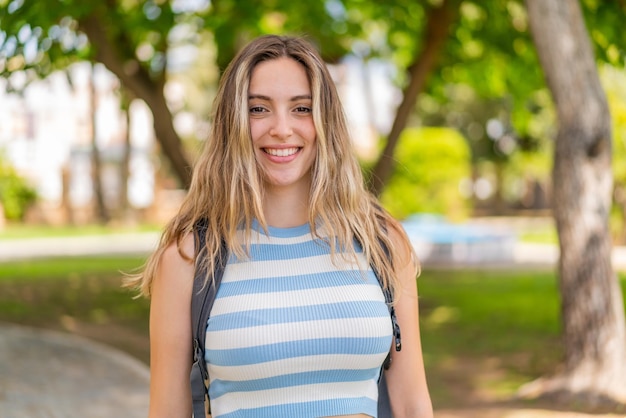 Mulher jovem e bonita ao ar livre com uma expressão feliz