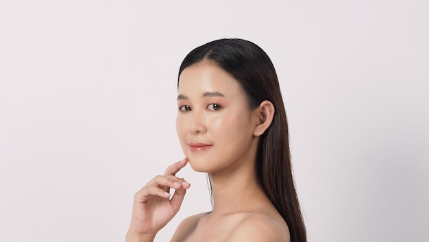 Mulher jovem e bonita asiática com pele limpa, fresca, sobre fundo branco