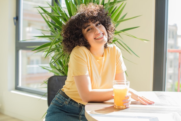 Mulher jovem e bonita bebendo suco