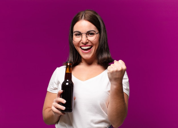 Foto mulher jovem e bonita bebendo uma cerveja