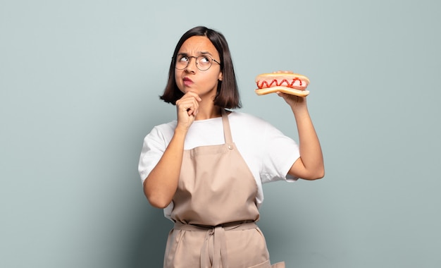 Mulher jovem e bonita chef. conceito de fast food