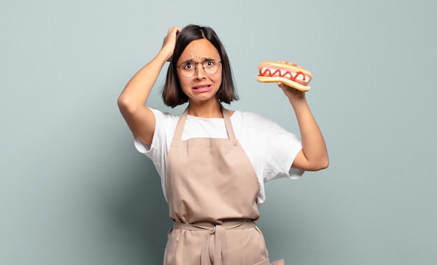 Mulher jovem e bonita chef. conceito de fast food