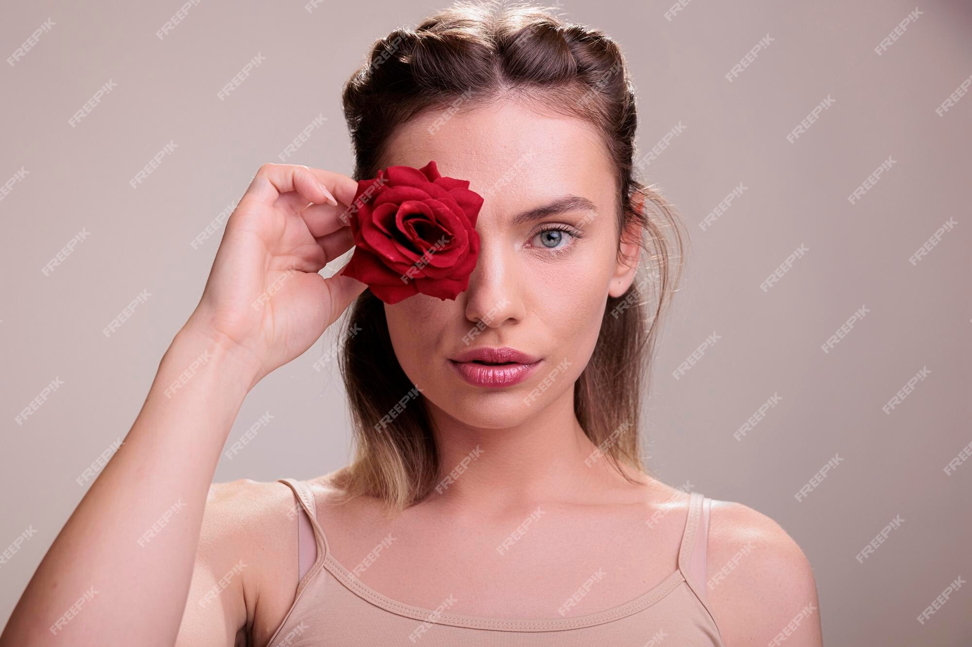 Foto de Menina Bonita Com Cabelo Saqueado Vermelho Sem Maquiagem Olha Para  Longe Em Um Fundo Bege No Estúdio e mais fotos de stock de Beleza natural -  Pessoas - iStock