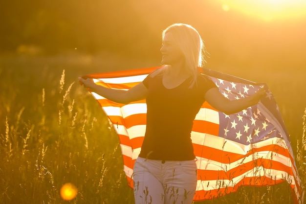 Mulher jovem e bonita com bandeira dos EUA