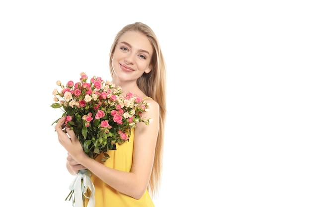 Mulher jovem e bonita com buquê de rosas no fundo branco