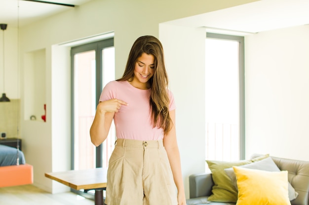 Foto mulher jovem e bonita com cabelo comprido dentro de casa