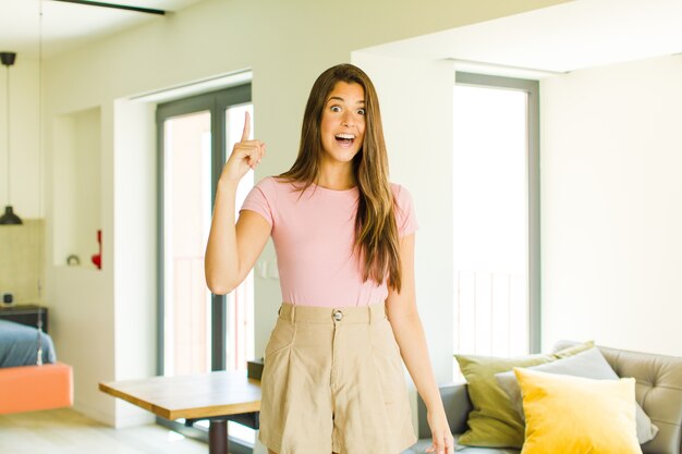 Foto mulher jovem e bonita com cabelo comprido dentro de casa