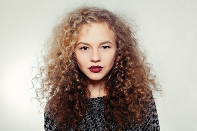 Mulher jovem e bonita com cabelo comprido encaracolado