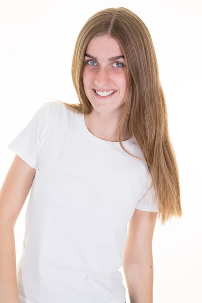 Foto mulher jovem e bonita com cabelo comprido, posando com camiseta branca vazia no fundo branco