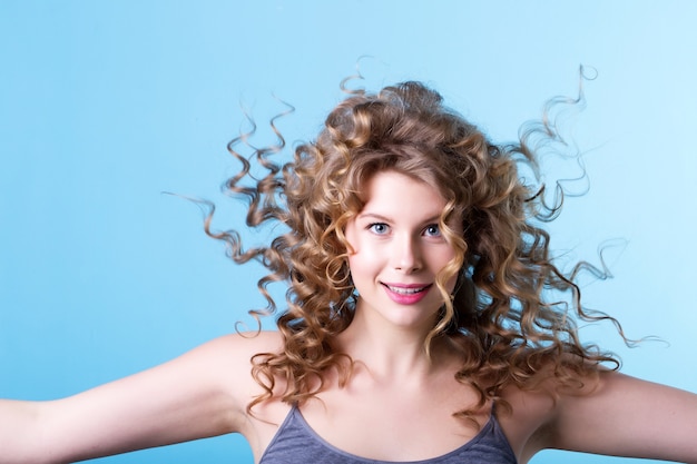 Foto mulher jovem e bonita com cabelo encaracolado