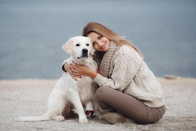 Mulher jovem e bonita com cachorro