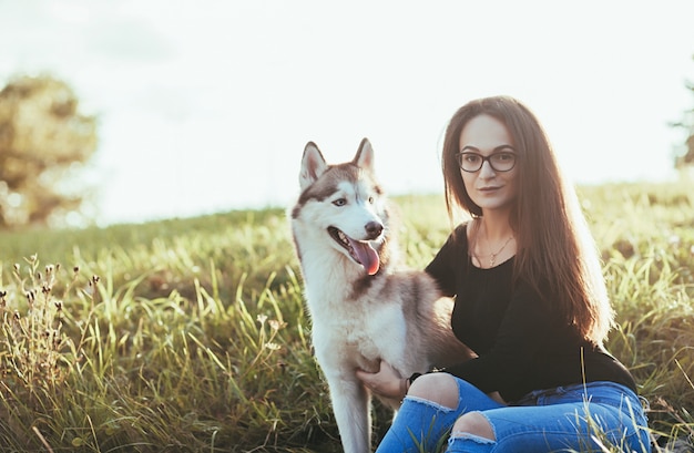 Mulher jovem e bonita com cachorro