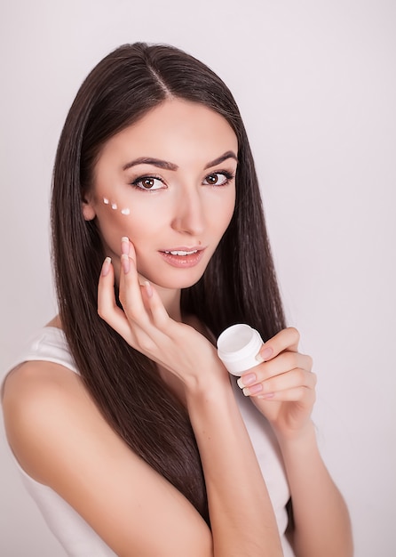 Mulher jovem e bonita com cara de toque de pele fresca limpa