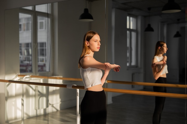 Mulher jovem e bonita com corpo esguio que pratica esportes