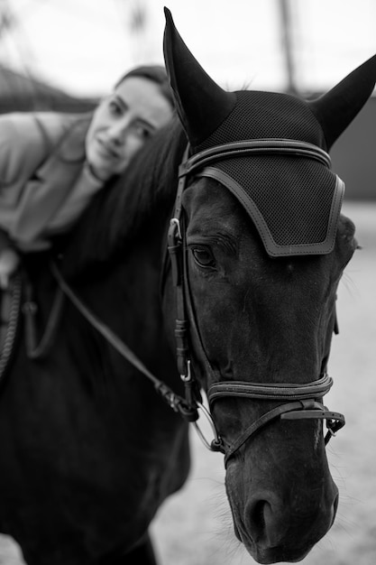 Mulher jovem e bonita com estilo de vida de cavalo Retrato de cavaleiro feminino ao ar livre