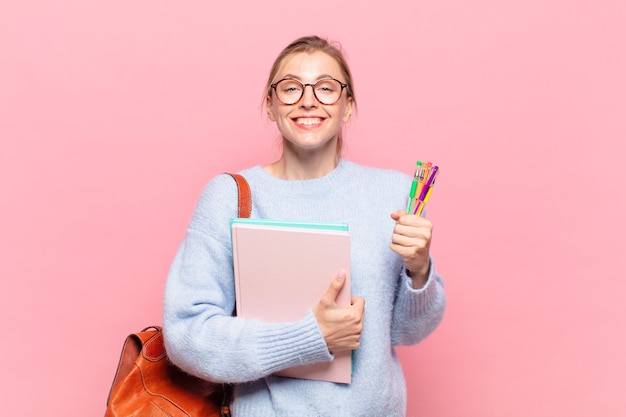 Mulher jovem e bonita com expressão feliz