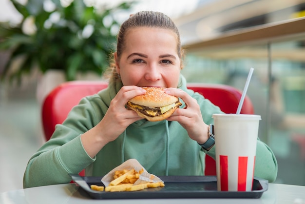 Mulher jovem e bonita com fome e apetite