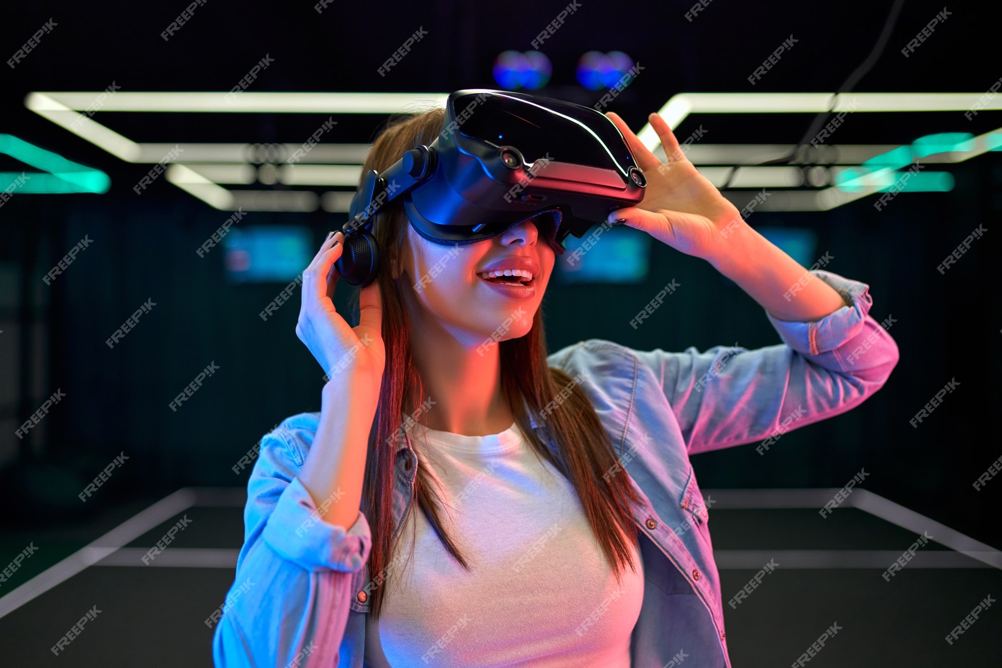 Foto de Jovem Mulher Menina Gamer Segurar Vr Headset Ar Óculos Inovadores  Relógio 3d 360 Jogo De Vídeo Jogar Em Futurista Roxo Luz Neon Realidade  Aumentada Virtual Conceito De Tecnologia Closeup Vista