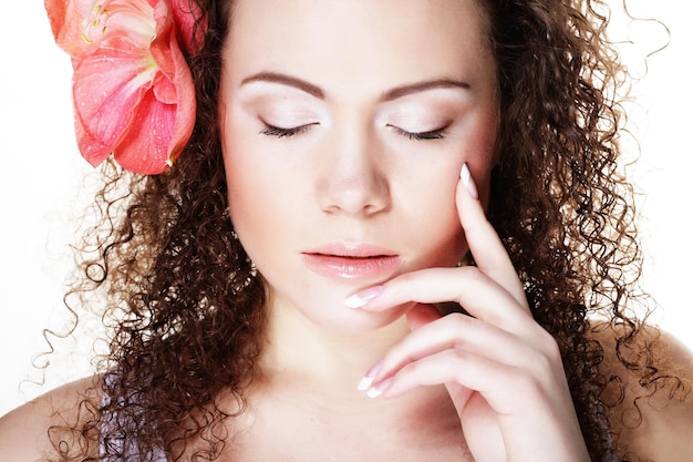 Mulher jovem e bonita com orquídea rosa