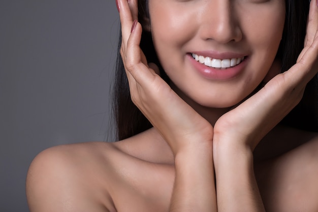 Mulher jovem e bonita com pele fresca limpa toque próprio rosto